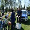 Rozdawanie upominków dzieciom przez Wicestarostę i Policjantów