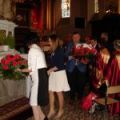 Przedstawiciele Powiatu Łódzkiego Wschodniego składają kwiaty w Kościele