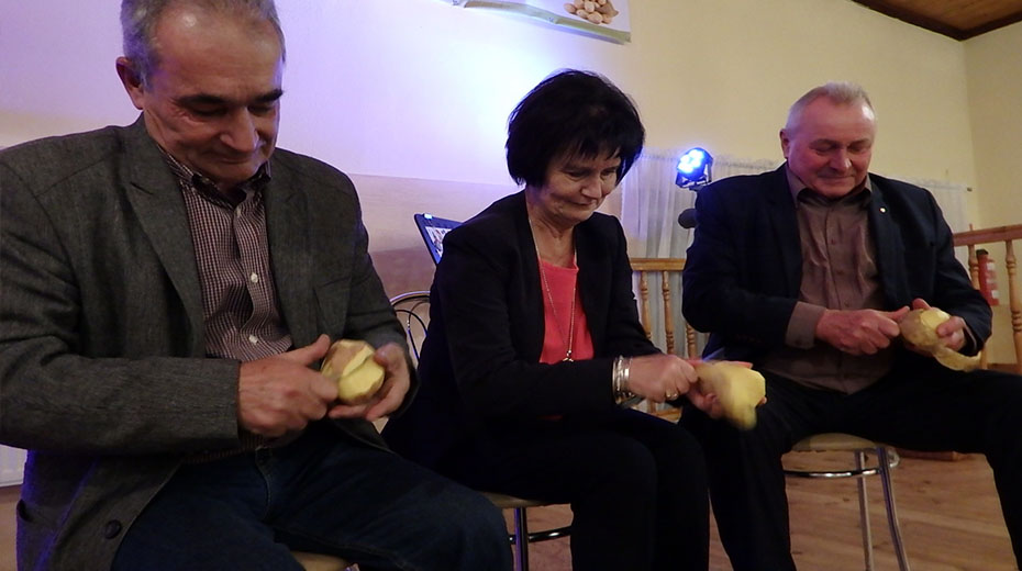obieranie ziemniaka na czas z udziałem Wicestarosty i Gości