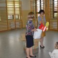 Dyrekcja i Wicestarosta Łódzki Wschodni pokazują worki odblaskowe