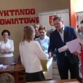 gratulacje i wręczanie dyplomów przez burmistrza Koluszek...
