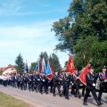 marsz strażaków z sztandarami