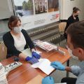 Pracownik Starostwa z interesantem w wyznaczonej strefie na parterze