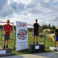 Uczestnicy zawodów stoją na podium