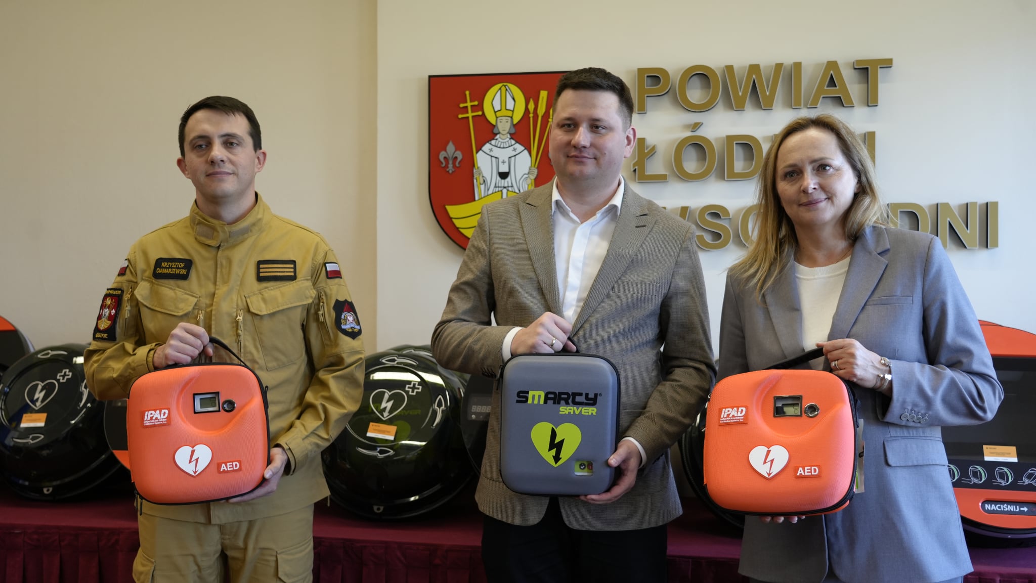 Nowe defibrylatory AED w Powiecie Łódzkim Wschodnim. Konferencja z Marszałek Województwa Łódzkiego