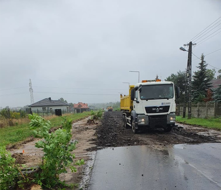 Ciężarówka stojąca na remontowanym odcinku drogi