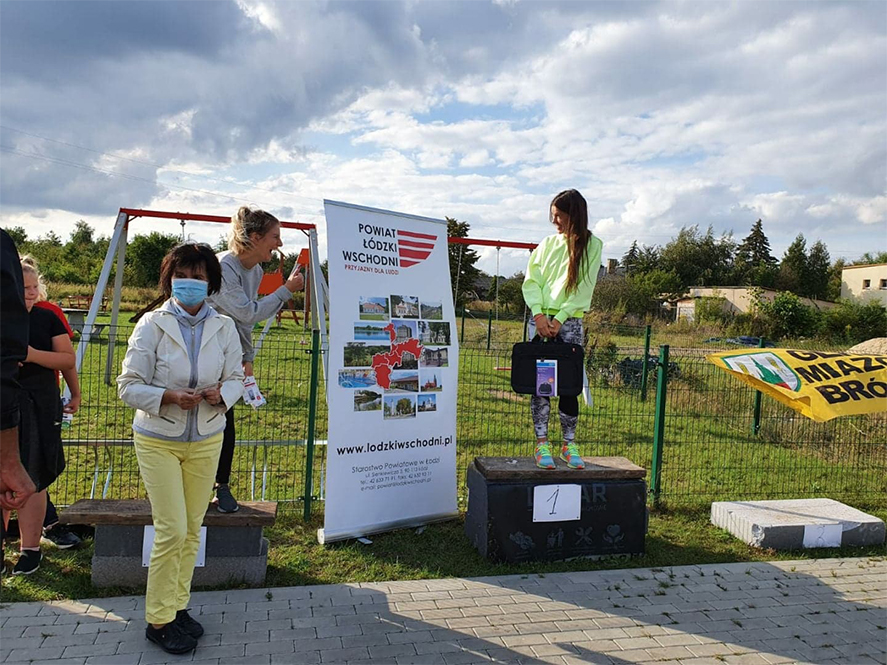Wicestarosta Łódzki Wschodni wręcza nagrody osobom stojącym na podium